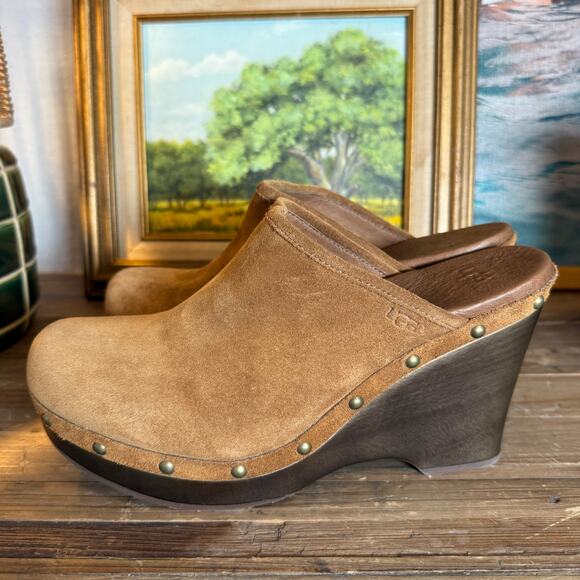 Women's UGG Natural Tan Suede Studded Sheepskin Toe Wedge Clogs Size 10 NEW - Picture 10 of 12